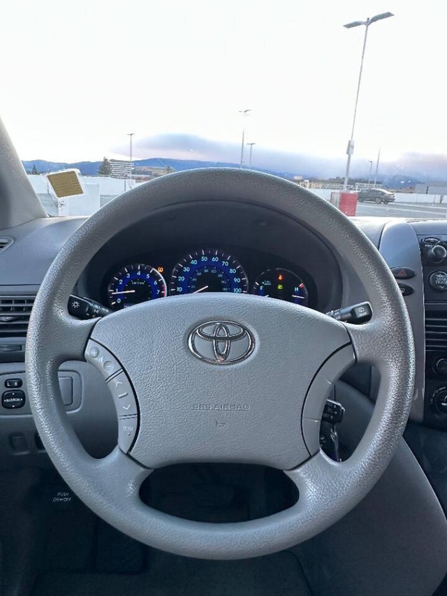 Toyota Sienna Vehicle Full-screen Gallery Image 09