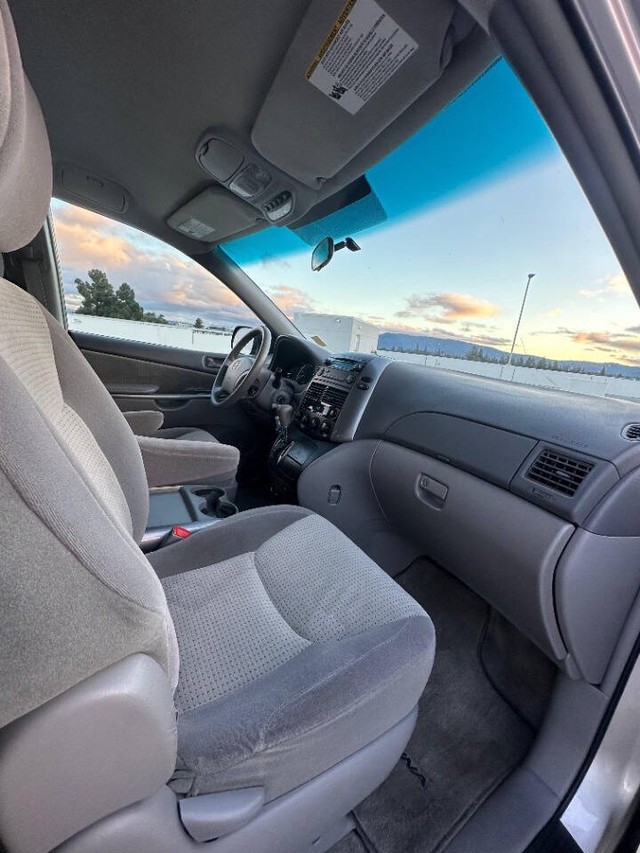 Toyota Sienna Vehicle Full-screen Gallery Image 14