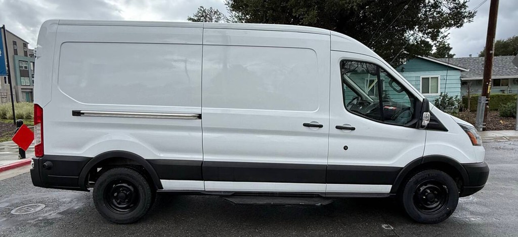 Ford Transit Van Vehicle Full-screen Gallery Image 03