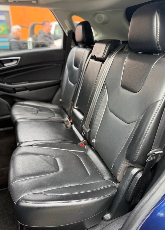 Ford Edge Vehicle Full-screen Gallery Image 14