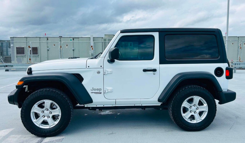 Jeep Wrangler Vehicle Full-screen Gallery Image 02