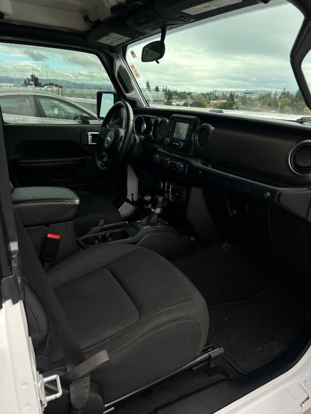 Jeep Wrangler Vehicle Full-screen Gallery Image 14