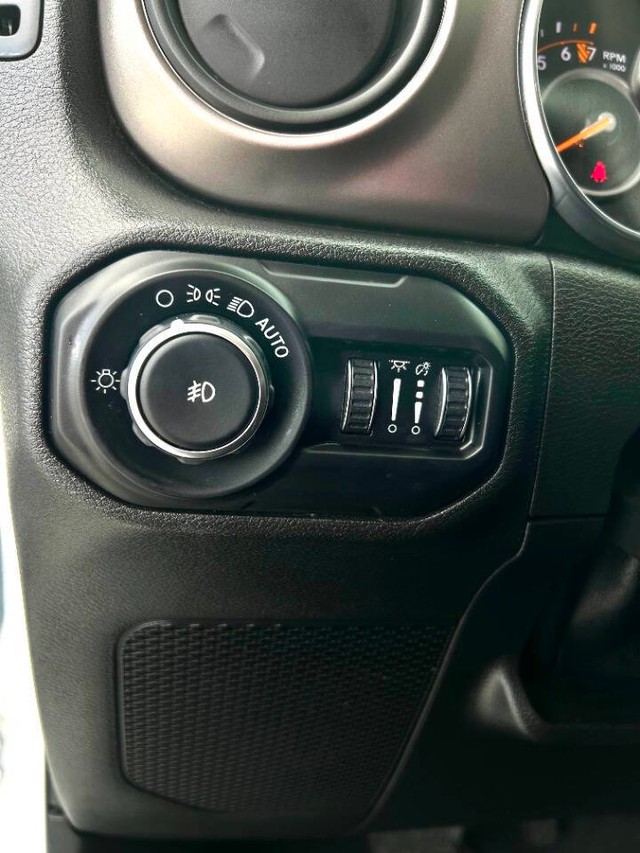 Jeep Wrangler Vehicle Full-screen Gallery Image 17