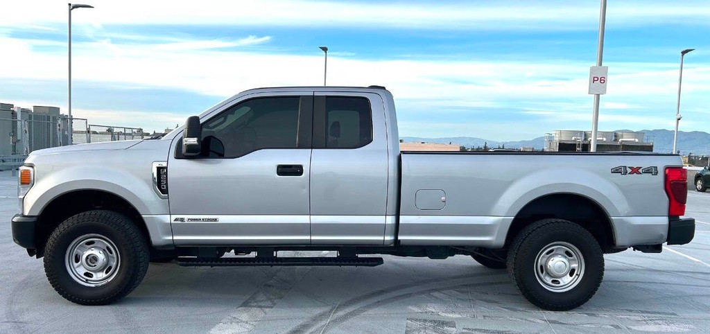 Ford Super Duty F-250 SRW Vehicle Full-screen Gallery Image 02