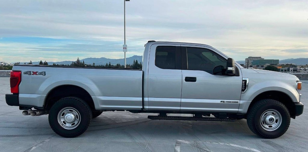 Ford Super Duty F-250 SRW Vehicle Full-screen Gallery Image 06