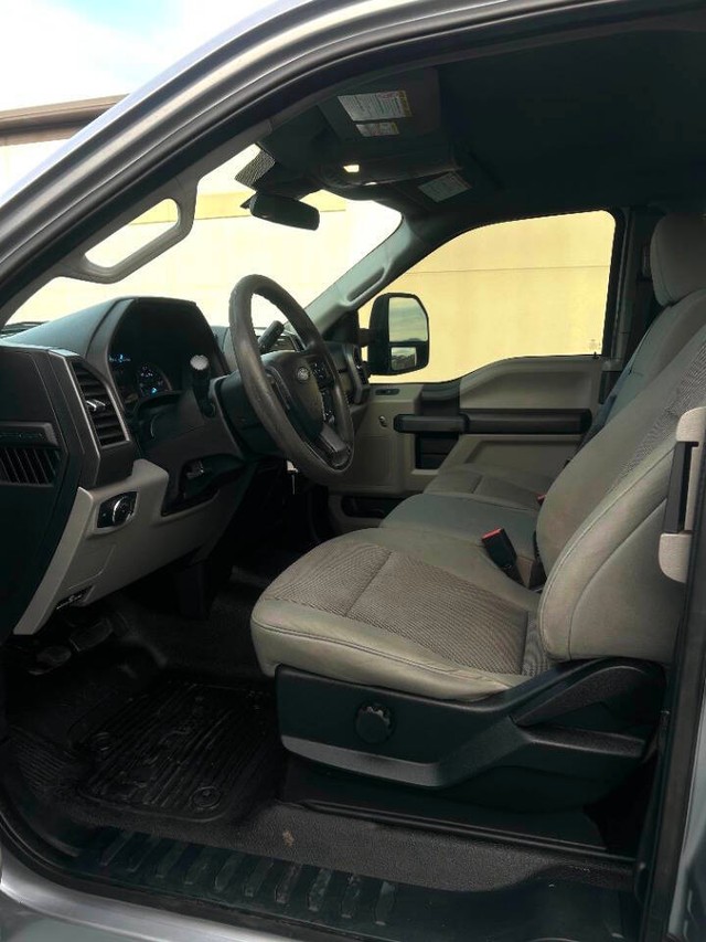 Ford Super Duty F-250 SRW Vehicle Full-screen Gallery Image 09