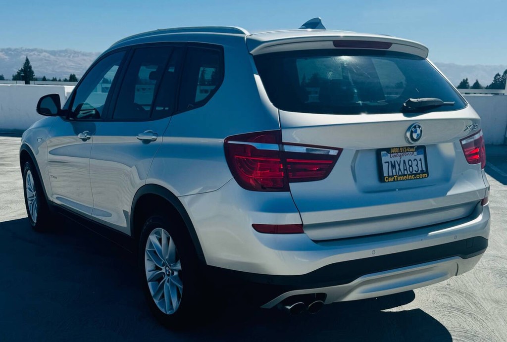 BMW X3 Vehicle Full-screen Gallery Image 02