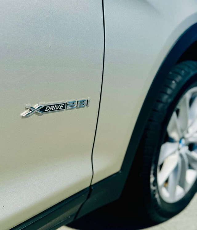 BMW X3 Vehicle Full-screen Gallery Image 11