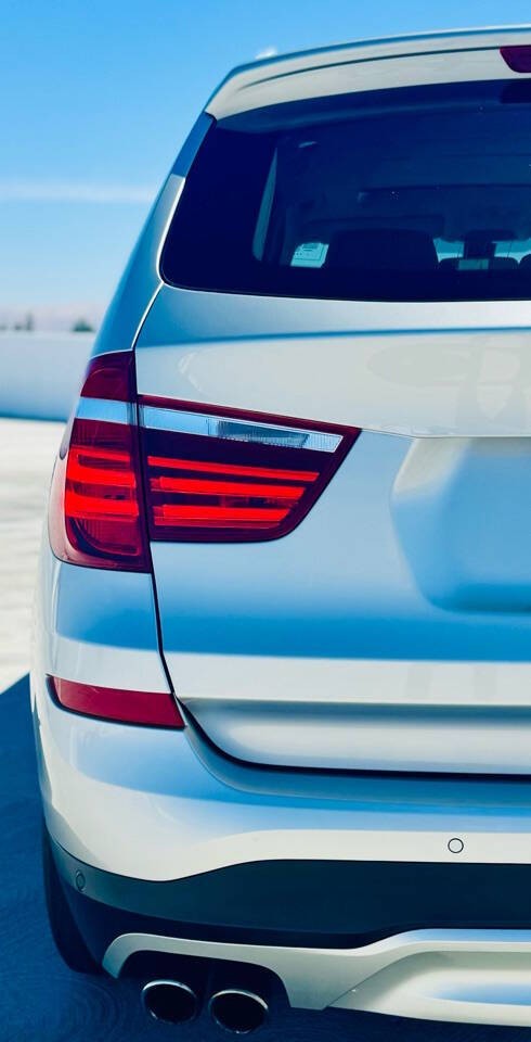 BMW X3 Vehicle Full-screen Gallery Image 12