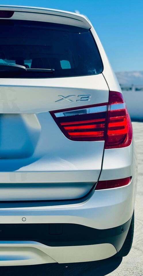 BMW X3 Vehicle Full-screen Gallery Image 13