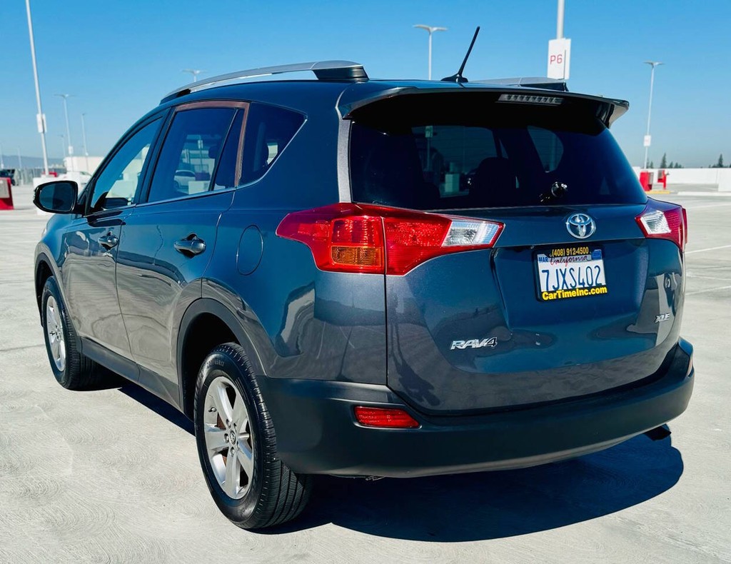 Toyota RAV4 Vehicle Full-screen Gallery Image 05