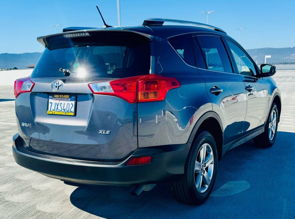 Toyota RAV4 Vehicle Full-screen Gallery Image 06