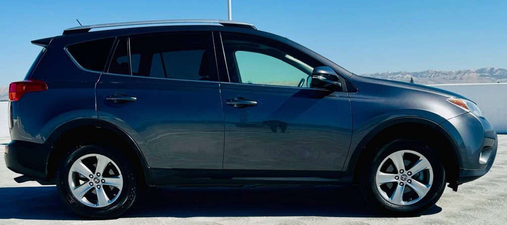 Toyota RAV4 Vehicle Full-screen Gallery Image 08