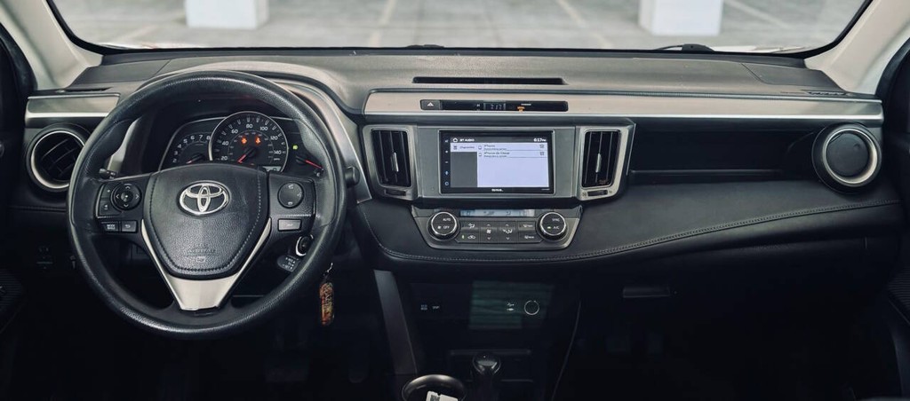 Toyota RAV4 Vehicle Full-screen Gallery Image 15