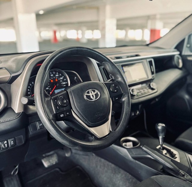 Toyota RAV4 Vehicle Full-screen Gallery Image 16