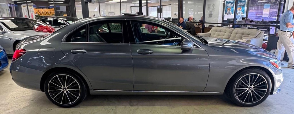 Mercedes-Benz C-Class Vehicle Full-screen Gallery Image 03