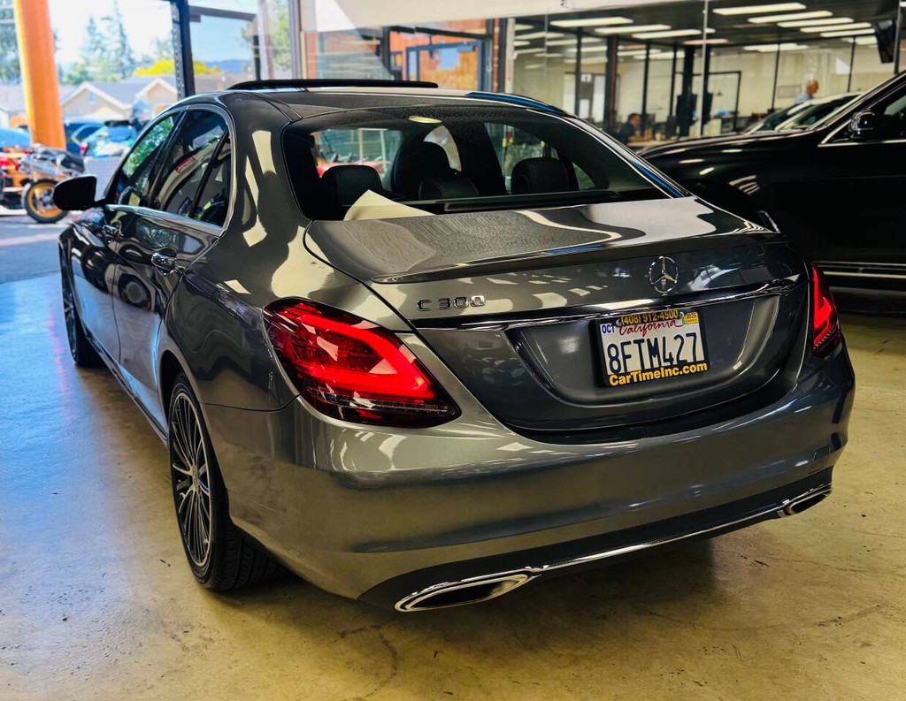 Mercedes-Benz C-Class Vehicle Full-screen Gallery Image 04