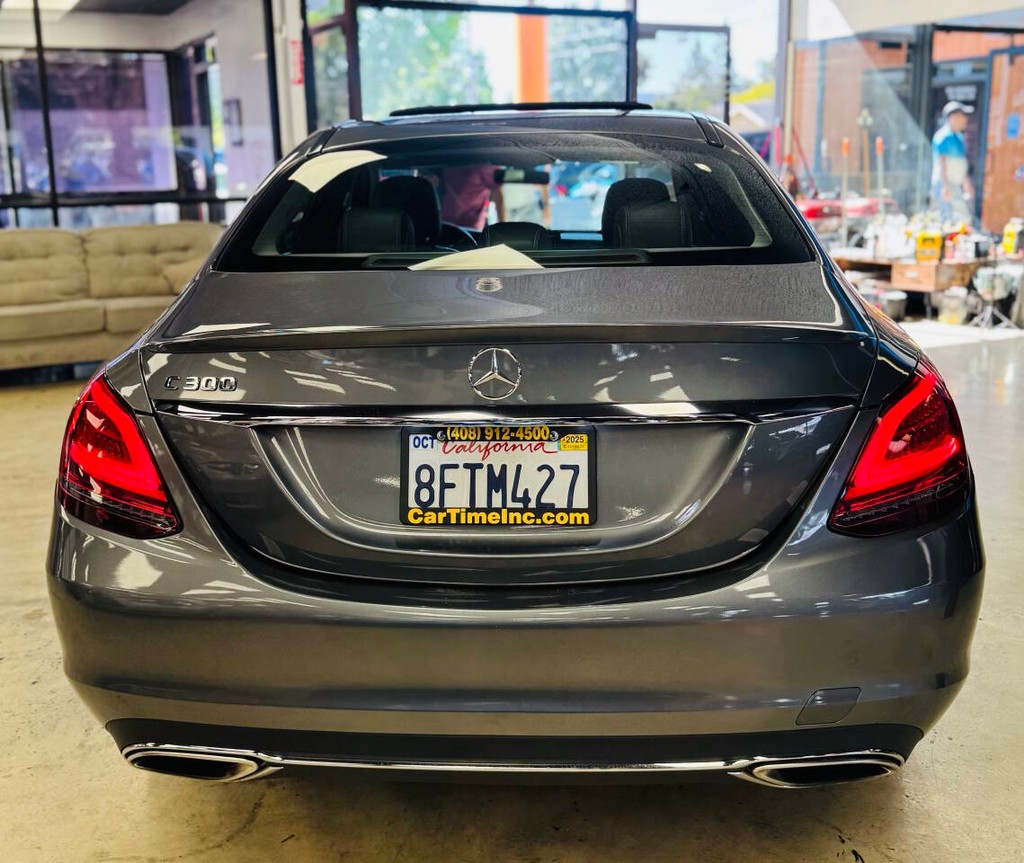 Mercedes-Benz C-Class Vehicle Full-screen Gallery Image 05