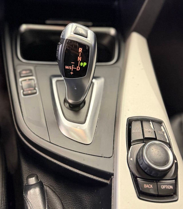 BMW 3 Series Vehicle Full-screen Gallery Image 10