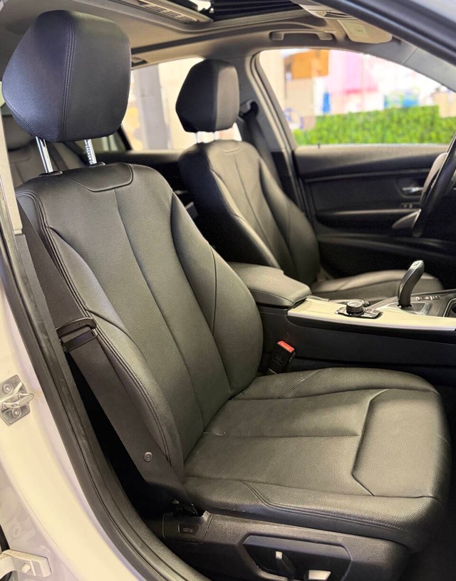 BMW 3 Series Vehicle Full-screen Gallery Image 12