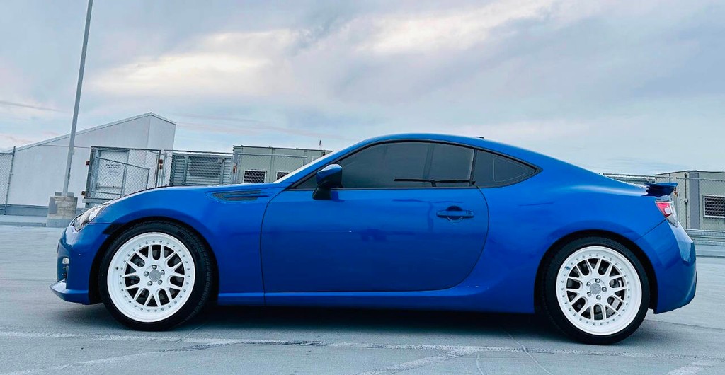 Subaru BRZ Vehicle Full-screen Gallery Image 02