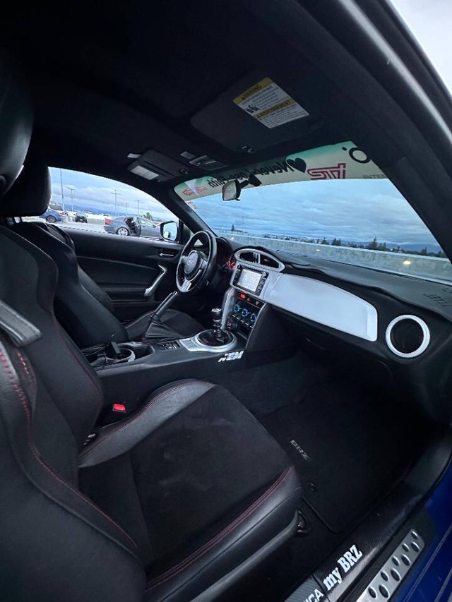Subaru BRZ Vehicle Full-screen Gallery Image 14