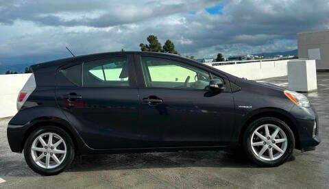 Toyota Prius c Vehicle Full-screen Gallery Image 06