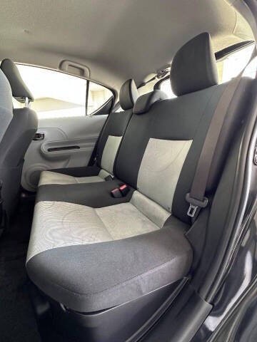 Toyota Prius c Vehicle Full-screen Gallery Image 09