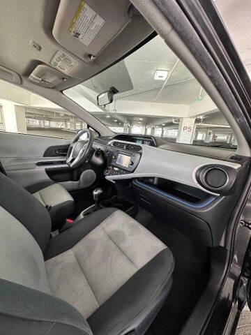 Toyota Prius c Vehicle Full-screen Gallery Image 10