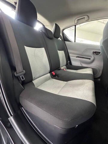 Toyota Prius c Vehicle Full-screen Gallery Image 11