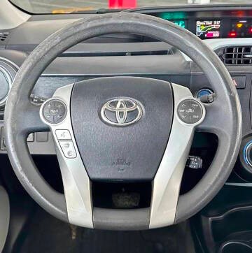 Toyota Prius c Vehicle Full-screen Gallery Image 15