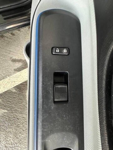 Toyota Prius c Vehicle Full-screen Gallery Image 16