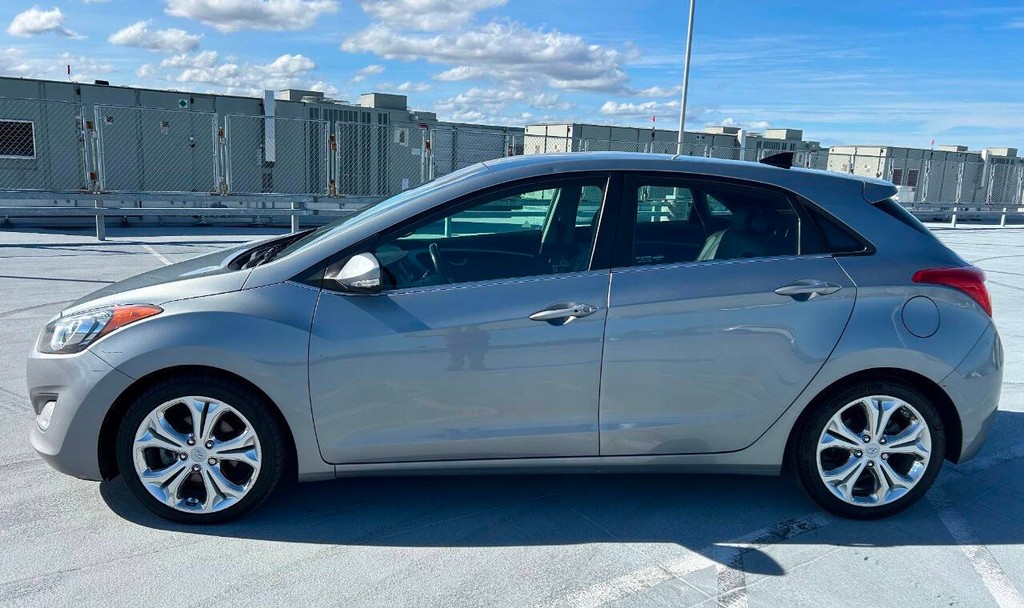 Hyundai Elantra GT Vehicle Full-screen Gallery Image 05