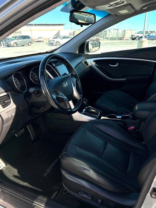 Hyundai Elantra GT Vehicle Full-screen Gallery Image 11