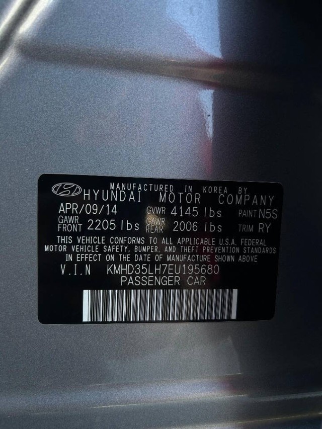 Hyundai Elantra GT Vehicle Full-screen Gallery Image 17