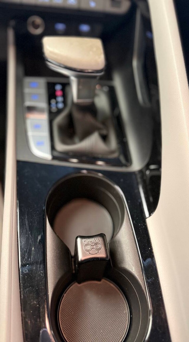 Hyundai Elantra Vehicle Full-screen Gallery Image 10