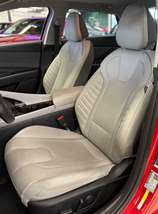 Hyundai Elantra Vehicle Full-screen Gallery Image 11