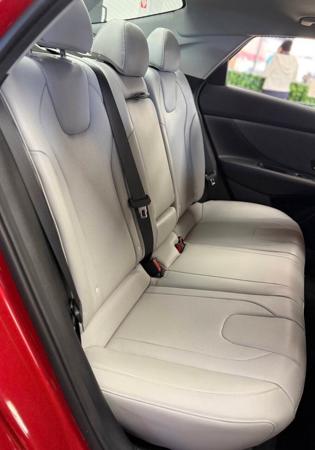 Hyundai Elantra Vehicle Full-screen Gallery Image 13