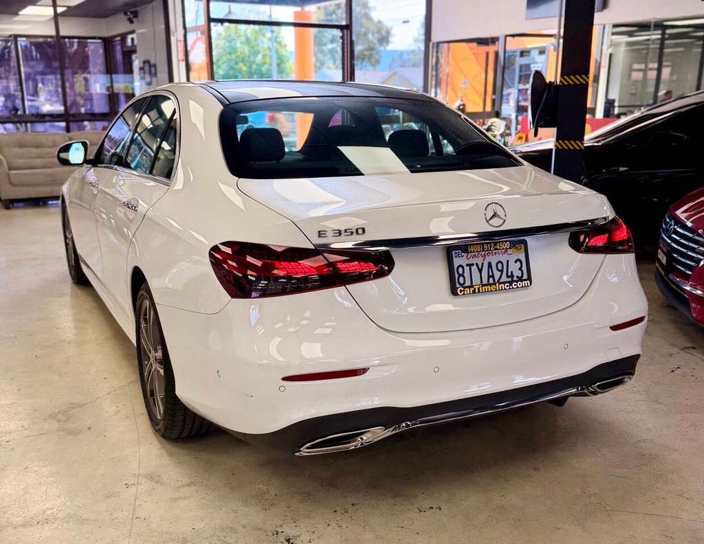 Mercedes-Benz E-Class Vehicle Full-screen Gallery Image 02