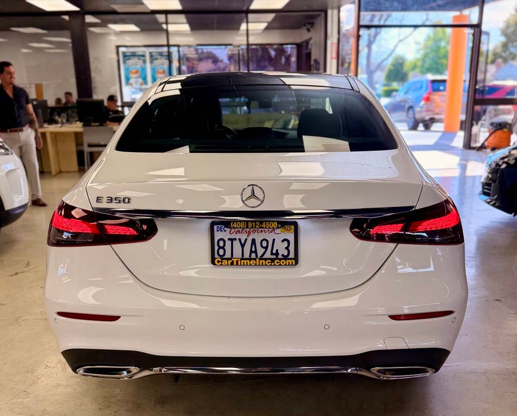 Mercedes-Benz E-Class Vehicle Full-screen Gallery Image 03