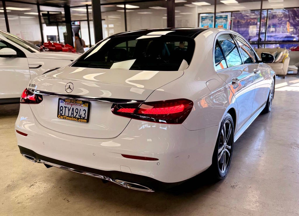 Mercedes-Benz E-Class Vehicle Full-screen Gallery Image 04