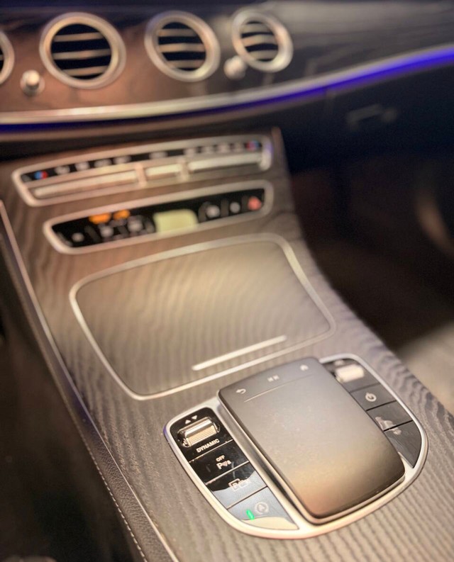 Mercedes-Benz E-Class Vehicle Full-screen Gallery Image 06