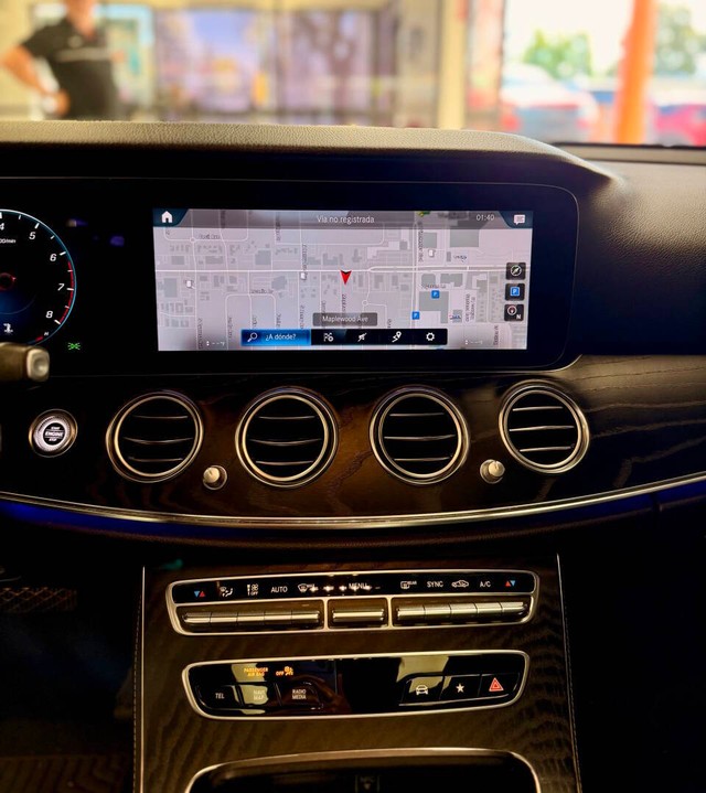 Mercedes-Benz E-Class Vehicle Full-screen Gallery Image 07