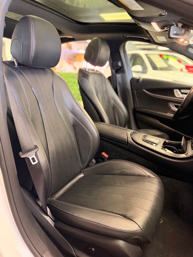 Mercedes-Benz E-Class Vehicle Full-screen Gallery Image 09