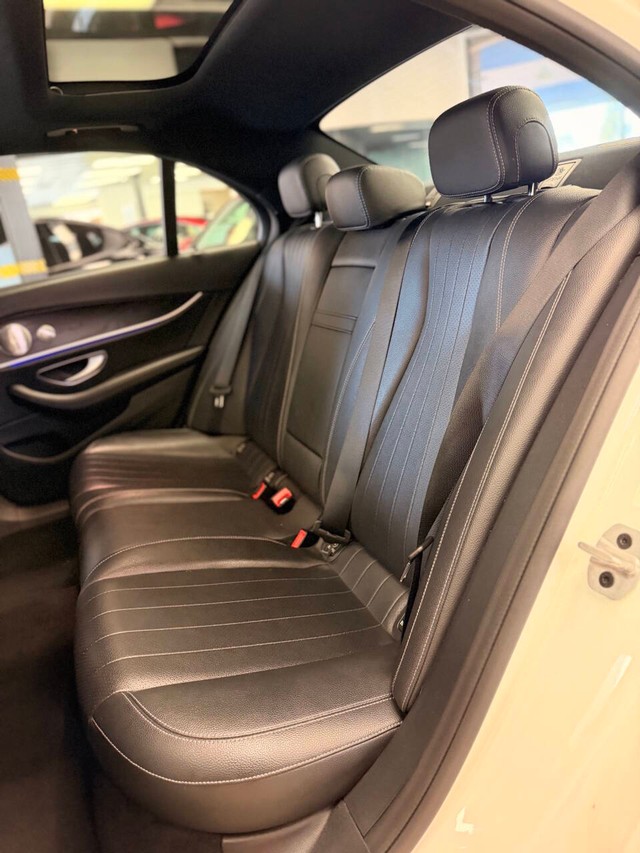 Mercedes-Benz E-Class Vehicle Full-screen Gallery Image 11