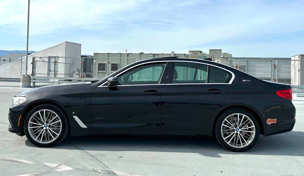 BMW 5 Series Vehicle Full-screen Gallery Image 02