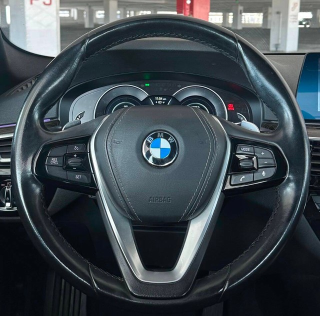 BMW 5 Series Vehicle Full-screen Gallery Image 09