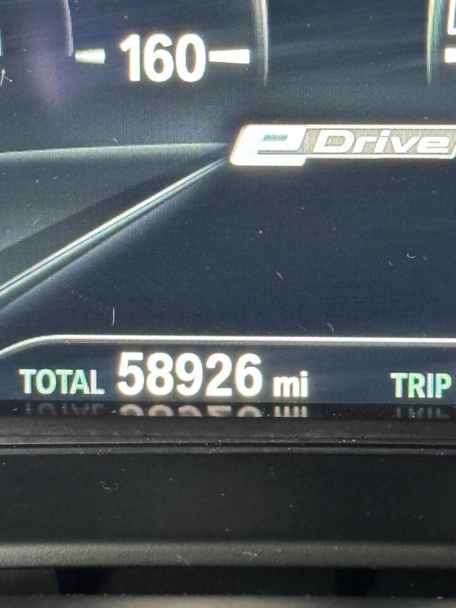 BMW 5 Series Vehicle Full-screen Gallery Image 15