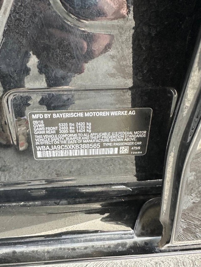 BMW 5 Series Vehicle Full-screen Gallery Image 17