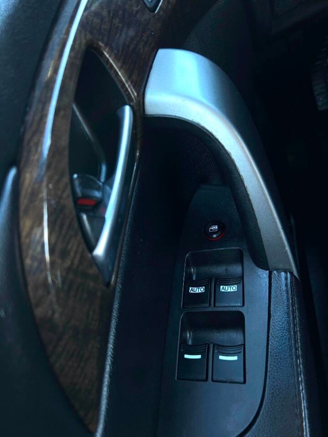 Acura MDX Vehicle Full-screen Gallery Image 13